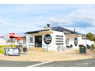 CAFE BUSINESS & HOUSE FOR SALE - Painters Cafe, Corowa NSW - 1P0542