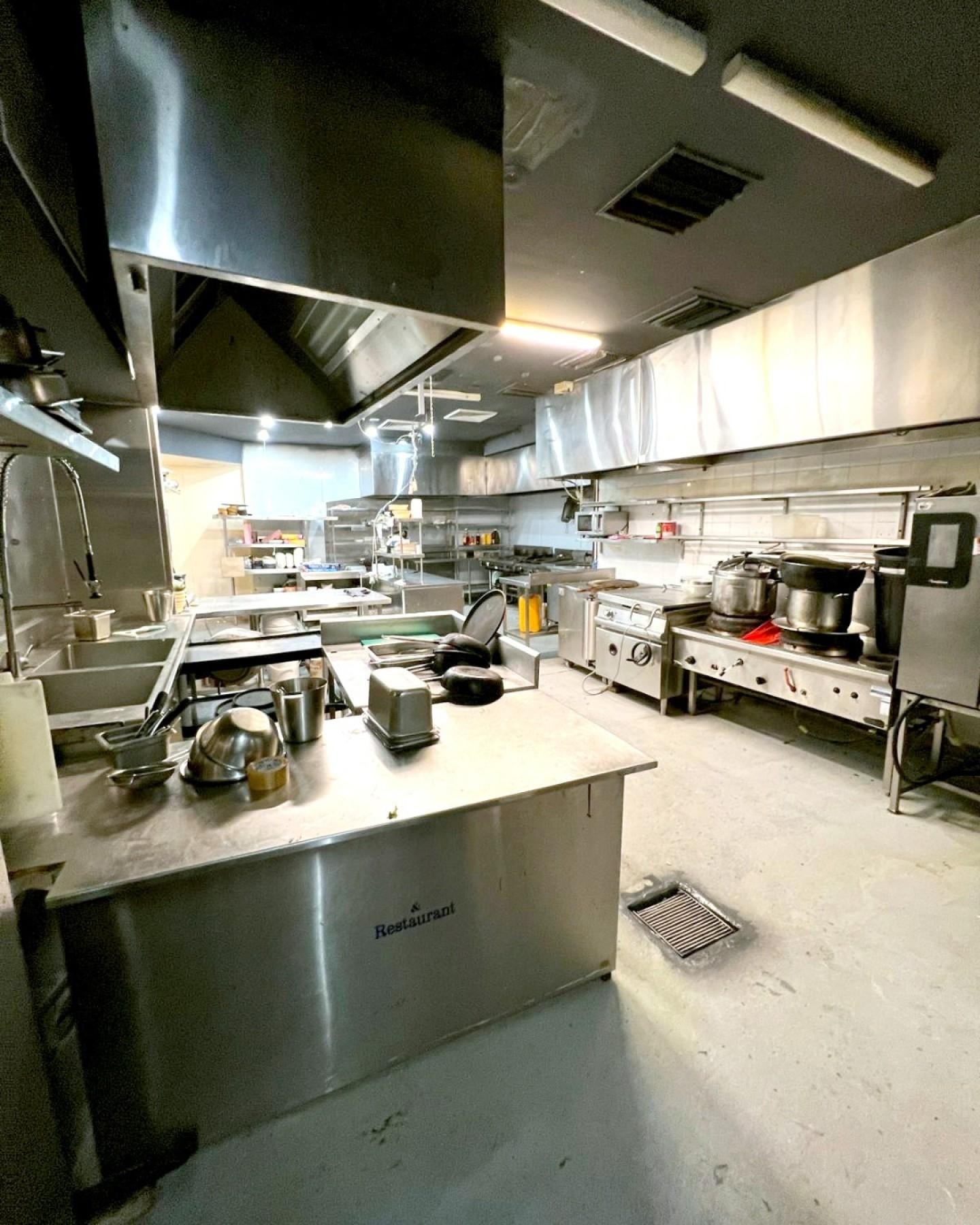 Fully Equipped Commercial Kitchen 666692 3