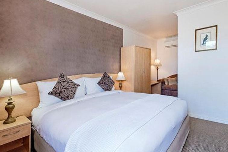 Under Contract. Mid North 520991 2