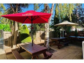 Queen's Head Hotel - Well-Established Venue